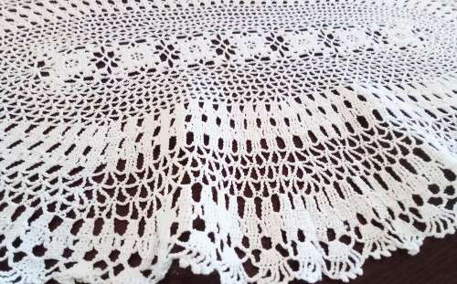 Lovely vintage crocheted doily - 48cm across
