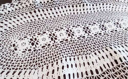 Lovely vintage crocheted doily - 48cm across
