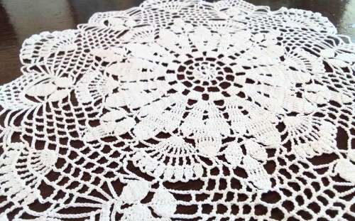 Lovely vintage crocheted doily - 28cm across
