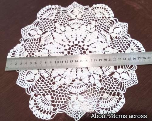 Lovely vintage crocheted doily - 28cm across