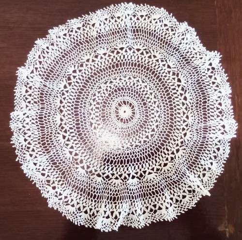 Lovely vintage crocheted doily - 38cm across