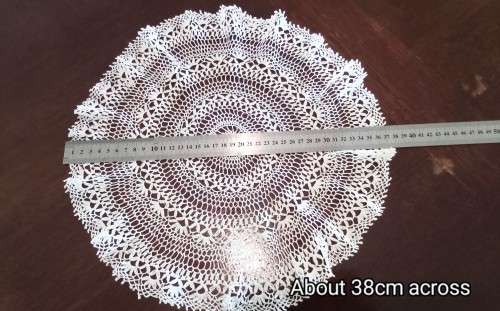 Lovely vintage crocheted doily - 38cm across