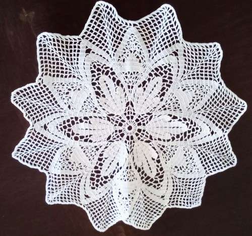 Lovely vintage crocheted doily - 41cm across