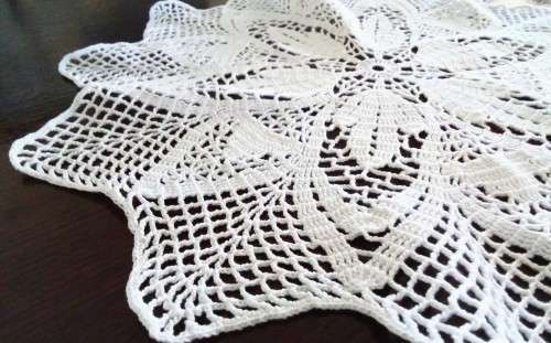 Lovely vintage crocheted doily - 41cm across
