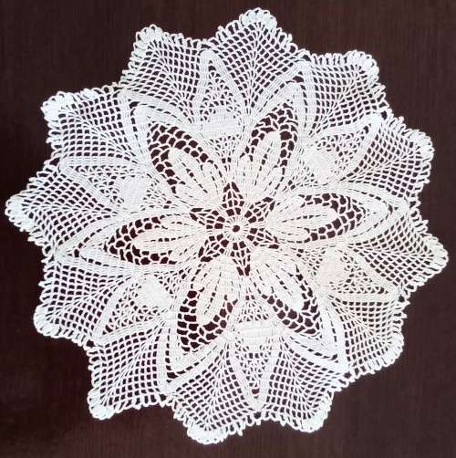 Exquisite vintage crocheted doily  - 30cms across