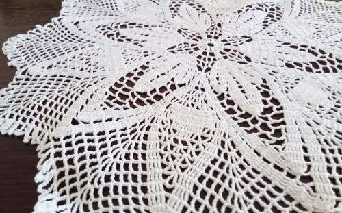 Exquisite vintage crocheted doily  - 30cms across