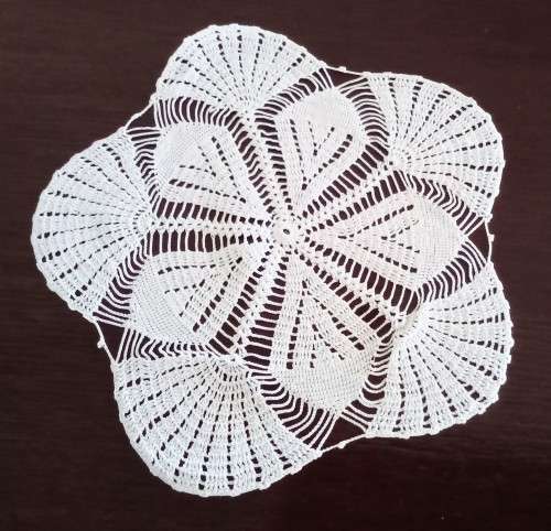 Beautiful unusual vintage crocheted doily  - 23cms across