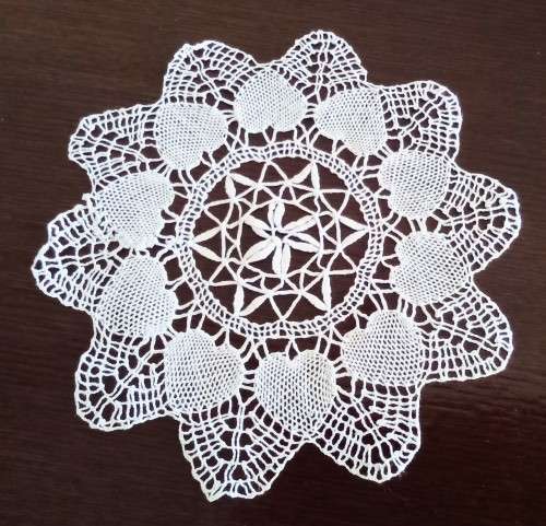 How pretty! Beautiful vintage crocheted doily with   - 21cms across