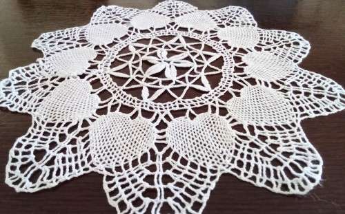 How pretty! Beautiful vintage crocheted doily with   - 21cms across