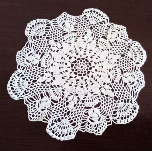 How pretty! Beautiful vintage crocheted doily - 21cms across