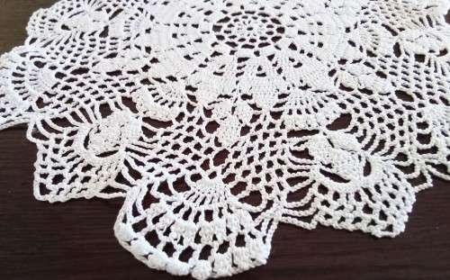 How pretty! Beautiful vintage crocheted doily - 21cms across