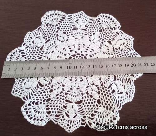 How pretty! Beautiful vintage crocheted doily - 21cms across