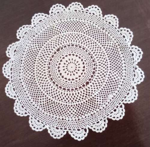 Beautiful vintage crocheted doily - 34cms across