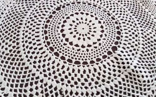Beautiful vintage crocheted doily - 34cms across