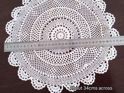 Beautiful vintage crocheted doily - 34cms across