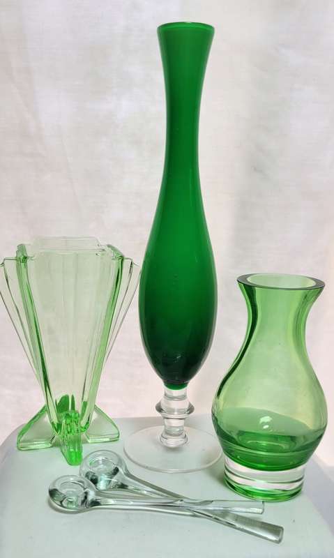 Lot of vintage glass items