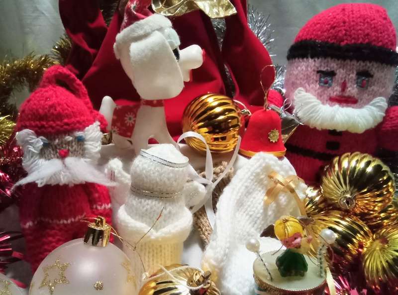 Christmas! A few vintage goodies in this lot!