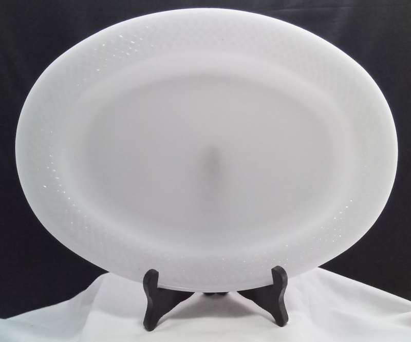 Beautiful Vintage Federal oval milk glass plate