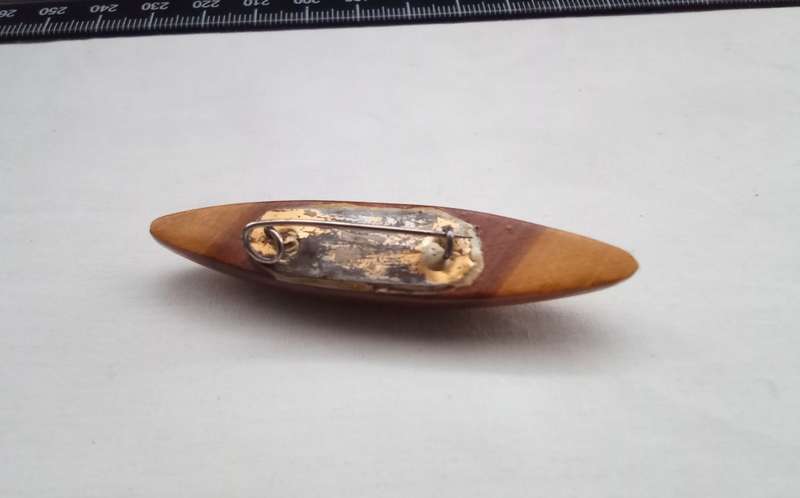 Stunning Vintage wooden brooch