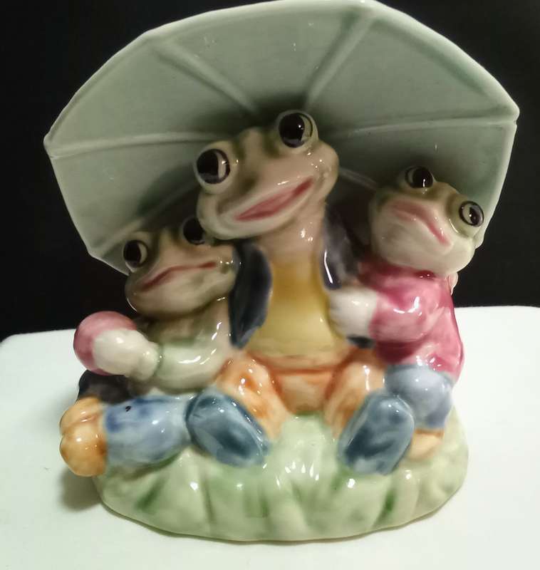 Most gorgeous little frogs under an umbrella!