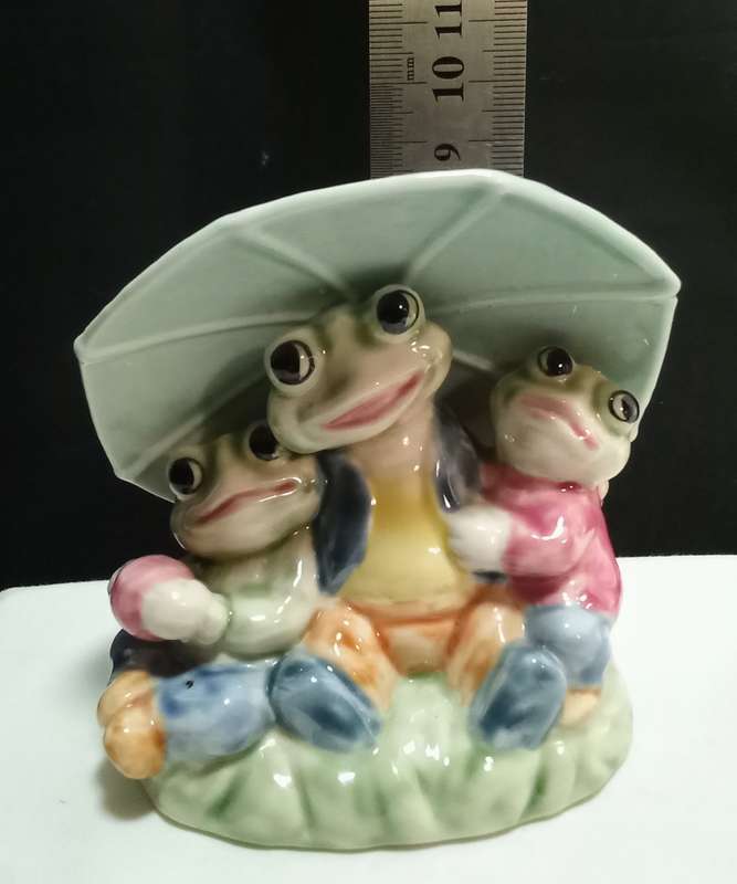 Most gorgeous little frogs under an umbrella!