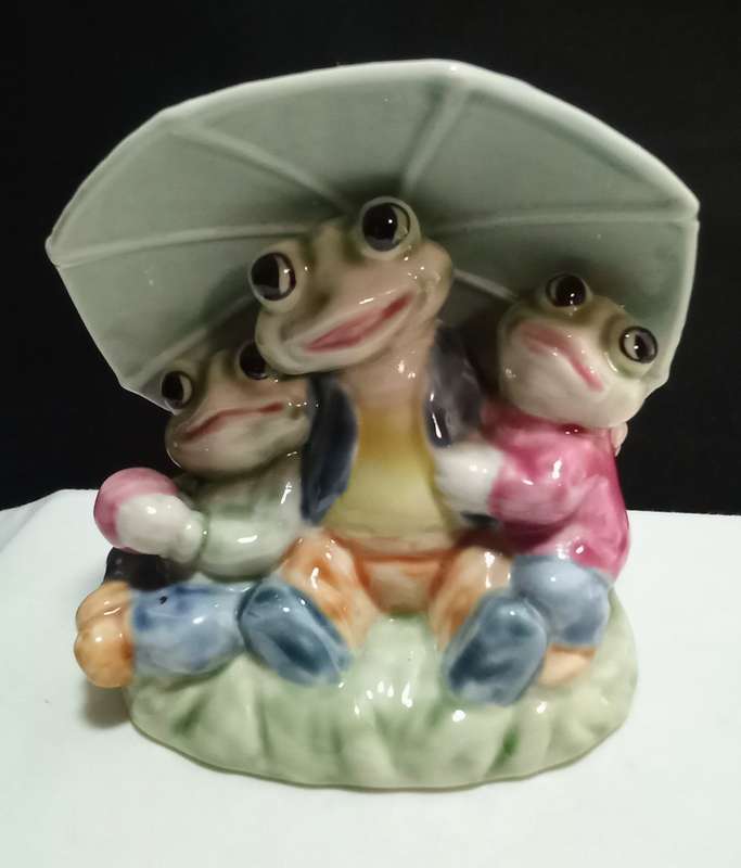 Most gorgeous little frogs under an umbrella!
