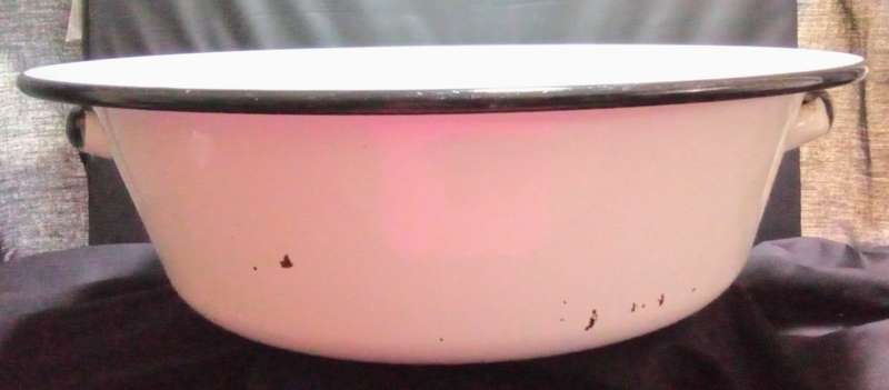 Lot of vintage enamel goods