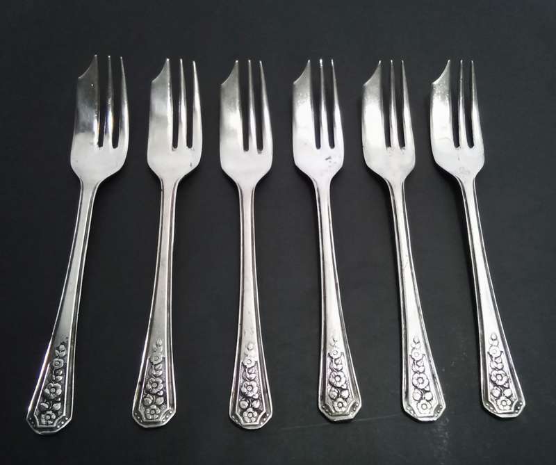 Six pretty vintage EPNS cake forks