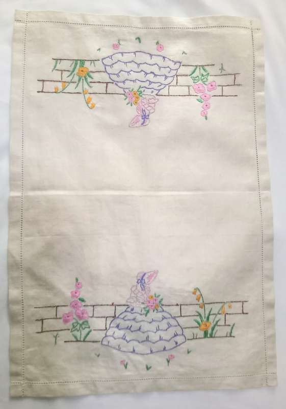 Beautiful embroidered vintage tray cloth cloth