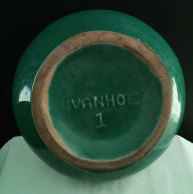 Charming small vintage "Ivanhoe"  nr. 1 vase
