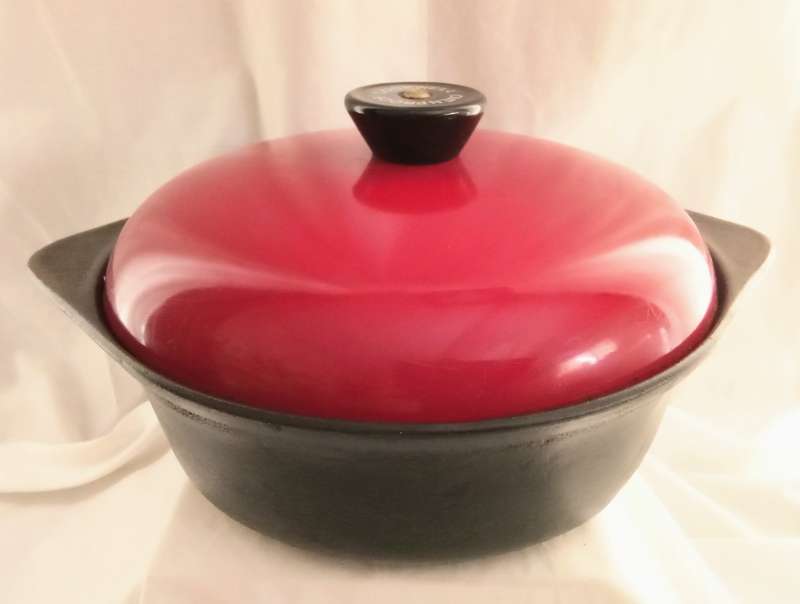 Lovely Cookwell nr.8 cast iron pot with red lid