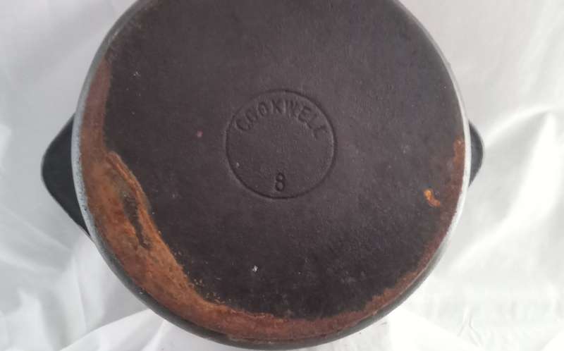 Lovely Cookwell nr.8 cast iron pot with red lid