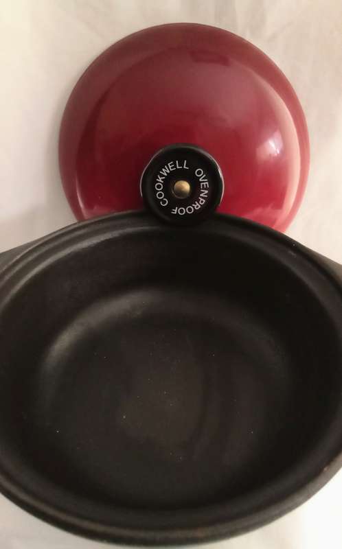 Lovely Cookwell nr.7 cast iron pot with red lid