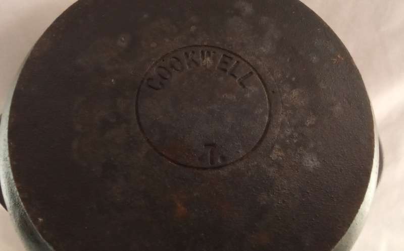 Lovely Cookwell nr.7 cast iron pot with red lid