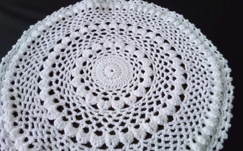 Stunning white crocheted doily - about 25cms across