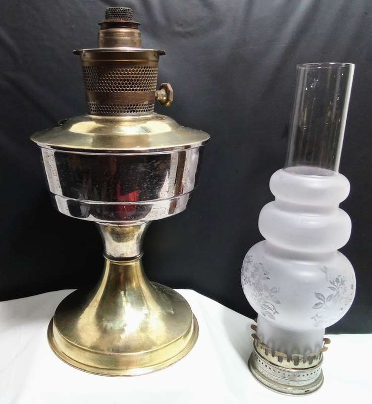 Stunning Aladdin lamp with glass chimney
