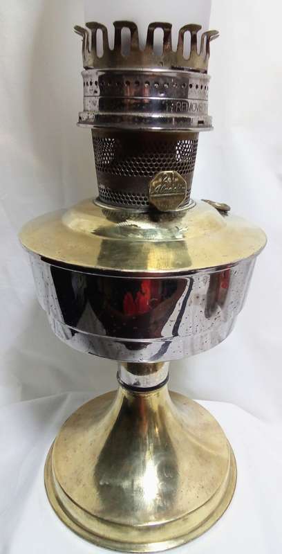 Stunning Aladdin lamp with glass chimney