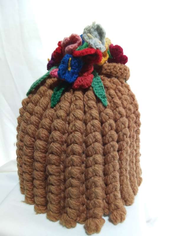 VINTAGE 100% WOOL HAND-KNITTED TEA COSY with bunch of flowers