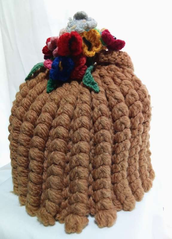 VINTAGE 100% WOOL HAND-KNITTED TEA COSY with bunch of flowers