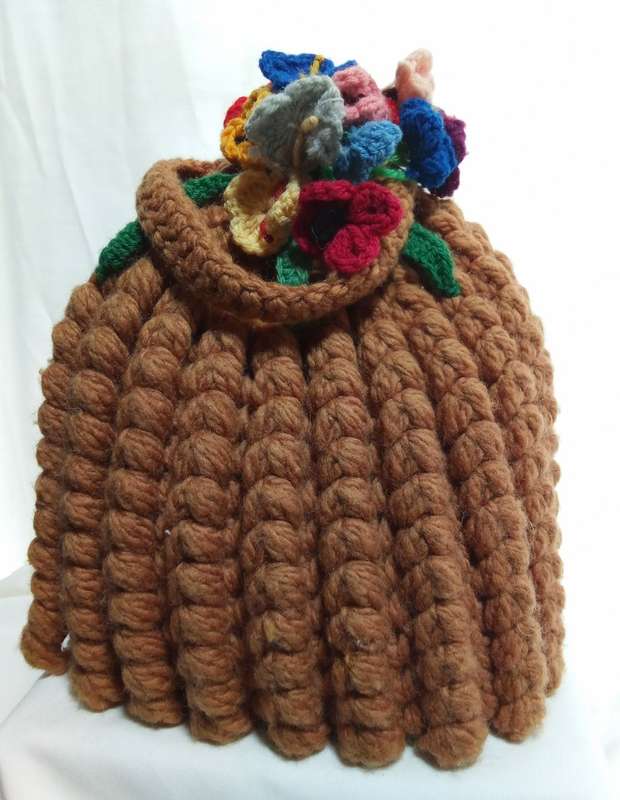 VINTAGE 100% WOOL HAND-KNITTED TEA COSY with bunch of flowers