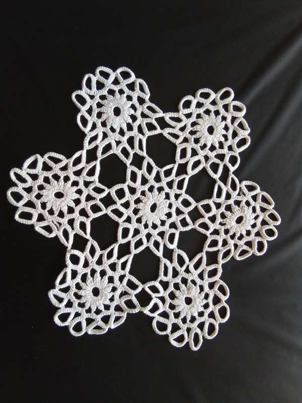 Lovely white vintage tatting/crocheted doily nr.1