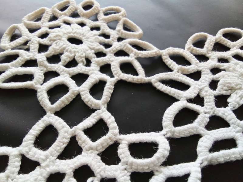 Lovely white vintage tatting/crocheted doily nr.1