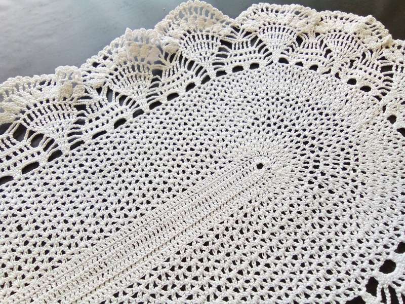 Exquisite craftsmanship - white vintage crocheted doily