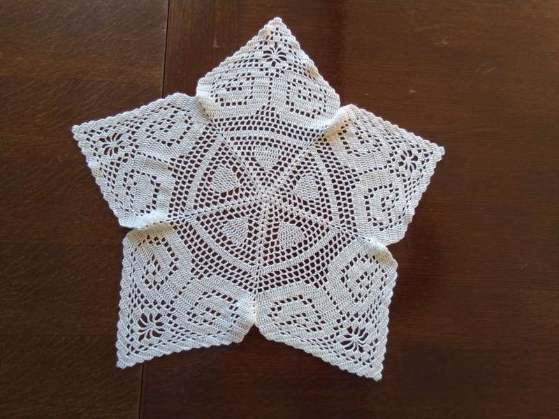 Pretty star shaped vintage crocheted doily - 48cms