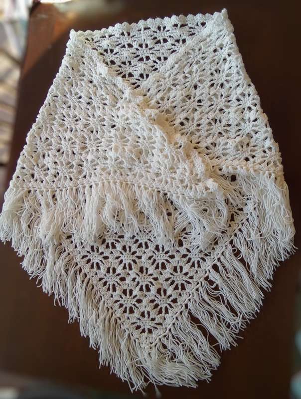Stunning Vintage crocheted shawl - adult size