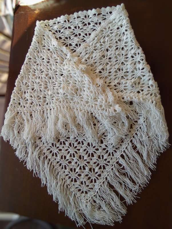 Stunning Vintage crocheted shawl - adult size