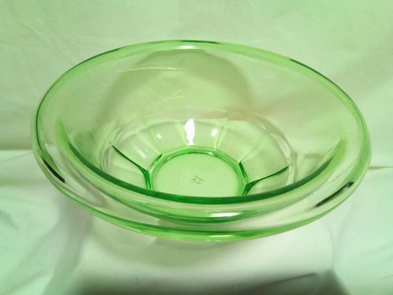 Stunning Vintage Rest Well Green Uranium glass mixing bowl by HAZEL-ATLAS (c.1929)