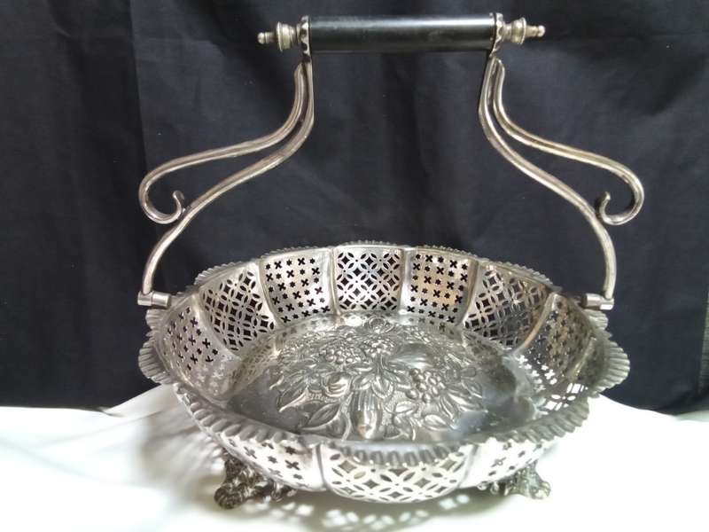 Beautiful Thomas Wilkinson and Sons Pelican Ware Silver Plated Footed basket (c.1830-1840)