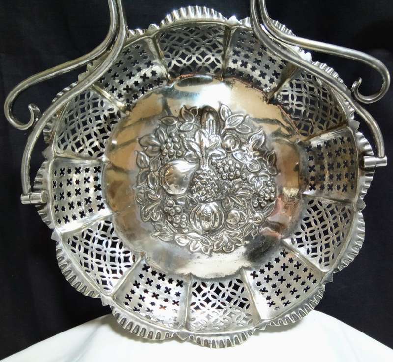 Beautiful Thomas Wilkinson and Sons Pelican Ware Silver Plated Footed basket (c.1830-1840)