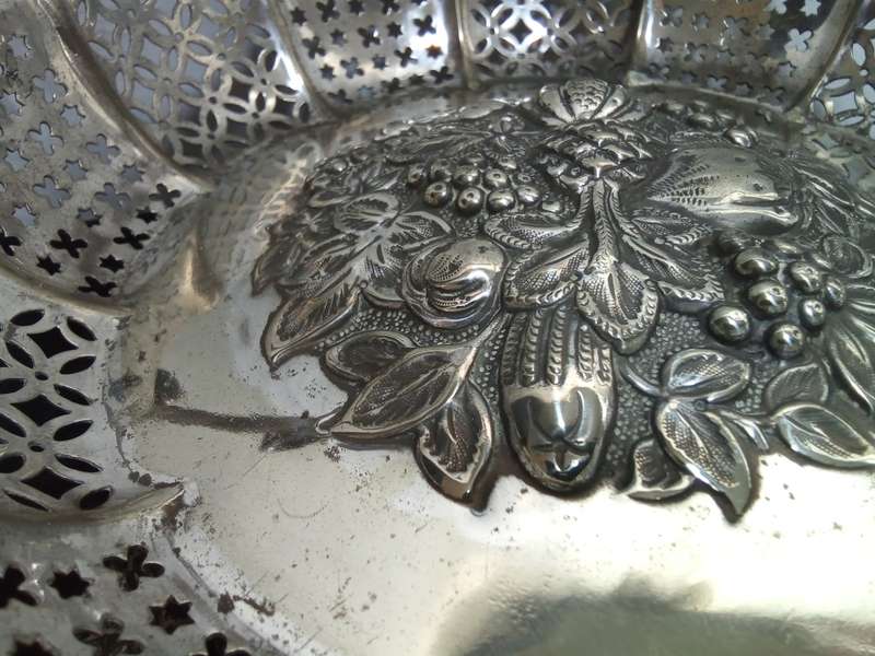 Beautiful Thomas Wilkinson and Sons Pelican Ware Silver Plated Footed basket (c.1830-1840)